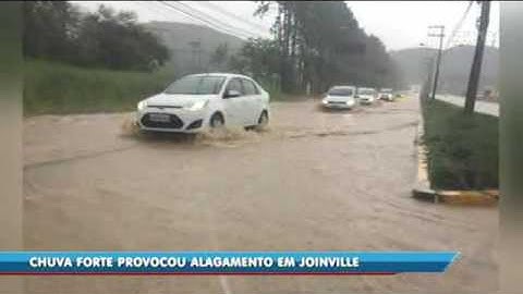 Chuva forte provocou alagamento em Joinville