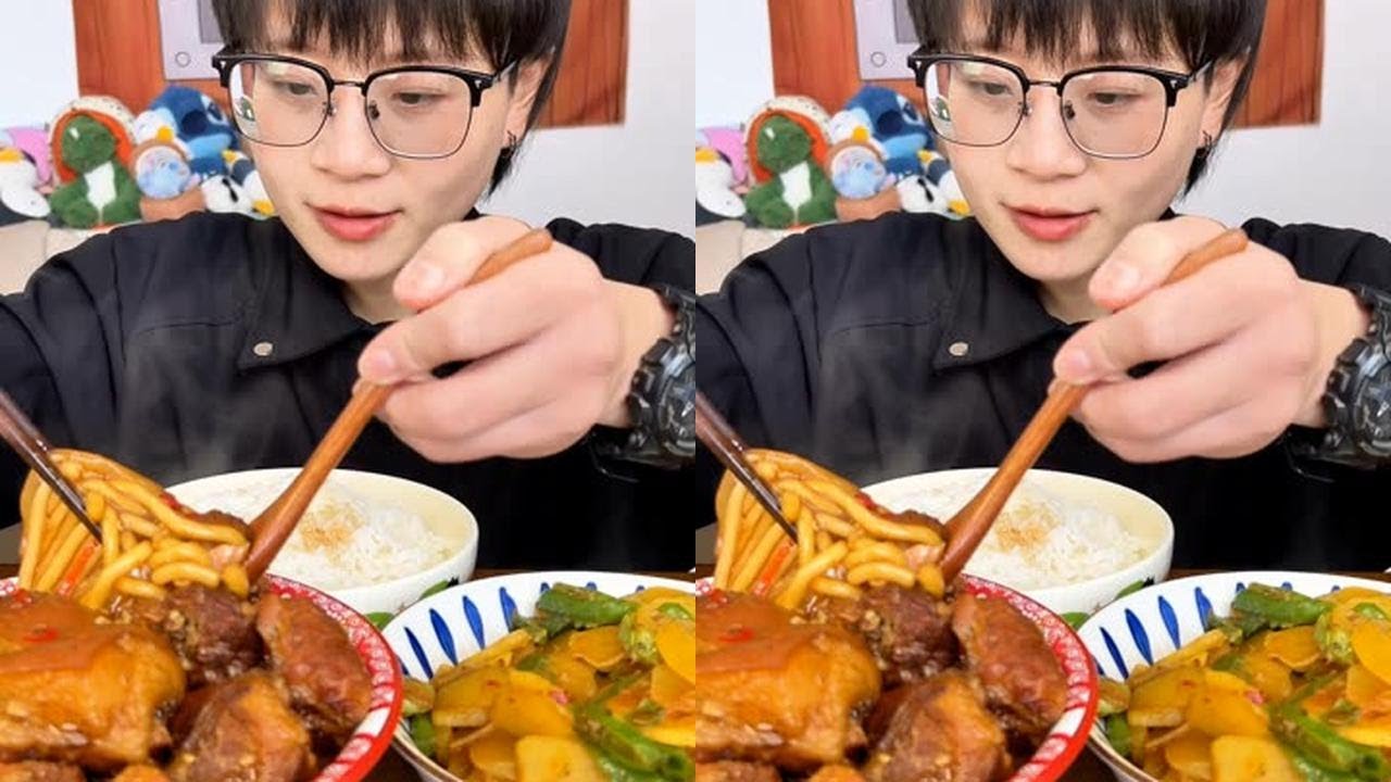 90后小学老师退休生活
软软糯糯香香的红烧猪蹄和QQ弹弹滑滑的土豆粉上辈子肯定是对好搭档，不然怎么能这么好吃呢🥰 #美食吃播 #美食 #美食分享 #日常吃播