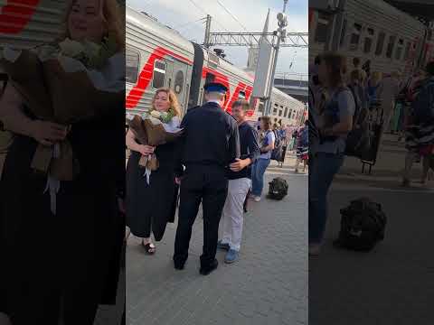 Мама встретила сына из армии с сюрпризом 🎁 на вокзале в Волгограде #белыймедведь #дембель2023