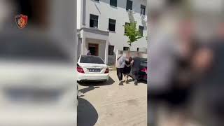 Arrestohen dy persona të dyshuar për vjedhje me armë