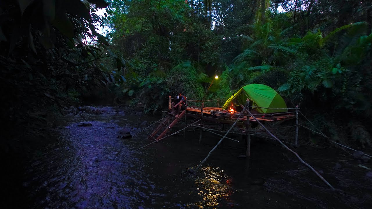 bushcraft Build Shelter Camping On Water Deep forestធ្វើរកន្លែងគេងនៅមាត់ស្ទឹងស្ដាប់សម្លេងទឹកហូរ #85