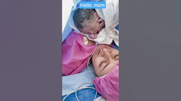 تلاش می کنه با مامانش ارتباط برقرار کنه 