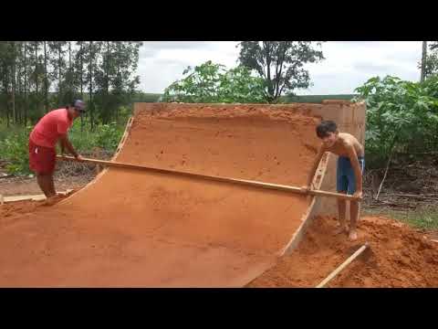 Construção da pista de skate.  mini ramp no quintal de casa