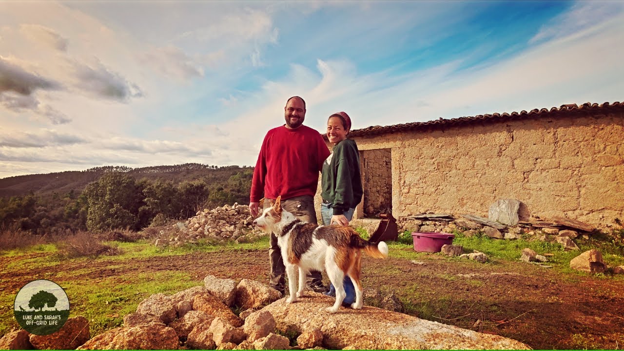 Супружеская пара построила дом своей мечты в португальской сельской местности, живя автономно от ...