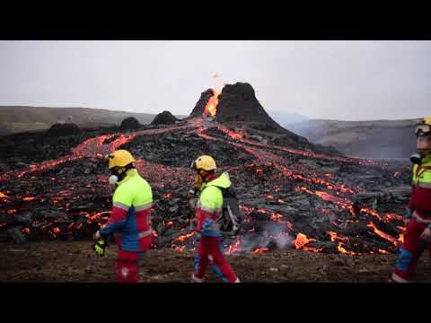 Video: Pranë Vullkanit Të Islandës, Fermerët Shpëtojnë Kafshët Nga Ash
