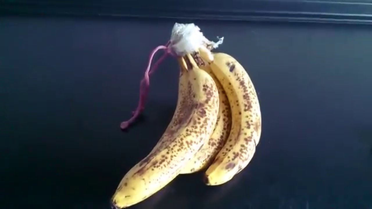 Как сохранить бананы в домашних. Бананы в холодильнике. Банан фото. Банан в домашних условиях. Хранить бананы в холодильнике.