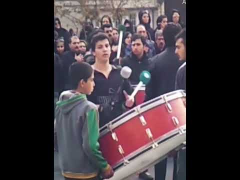 طبل زنی در مراسم ظهر عاشورای 1390 محرم در ایران خیابان سپه  2011