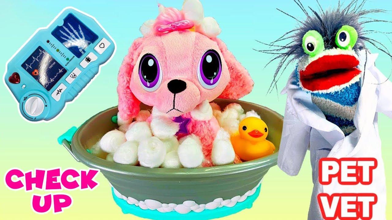 ⁣Fizzy the Pet Vet Gives Cute Pink Puppy a Checkup and Bubble Bath