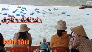 chợ đầu mối hải sản trên bến cảng khu làng chài- nhơn lý - Bình Định