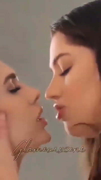 alyx star live kissing scene 💋😘/hot girl 🥵