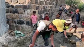 حضر الشباب من القرى الاخر للتطوع في العمل الخيري في عمل سور لمقبرة قرية السلف اليمن وصاب العالي