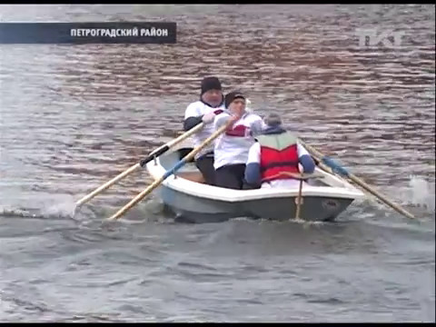 Девушка на моторной лодке