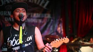 Video voorbeeld van "แฟนเก่า feat.พี่กบ BigAss - Labanoon live at Parking Toys"