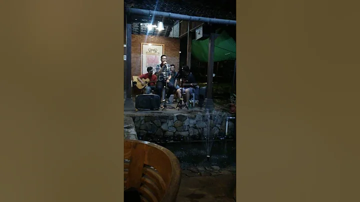 Twist and shout Cover by Threecoustic live at kafe ten
