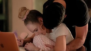 Ted Ted Lasso 2x07 Kiss Scene - Roy and Keeley Resimi