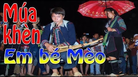 Các em bé người Mèo múa Khèn ở quảng trường trung tâm thành phố Sa Pa