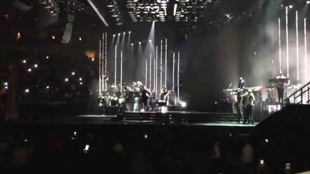 Usher live at Toyota Center in Houston (December 5, 2014) - Show open ...