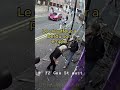 🤕 Terrifiant accident de bus, l’étonnante réaction du piéton écrasé 🚨 #shortvideo #accident