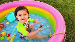 Ponçik Şilan Havuz Da Renkli Toplar Ile Eğleniyor - Funny Resimi