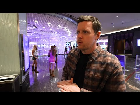 FREE STUFF IN VEGAS! 🎰 🍸 🍔 #youtubeshorts #shorts
