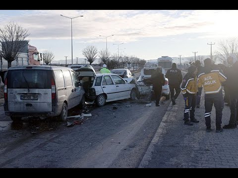 Sivas'ta Kaza Kazaya Neden Oldu; 10 Araç Birbirine Girdi