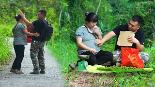 Ha harvested crocodile fruit to sell at the market and unexpectedly met her lover again