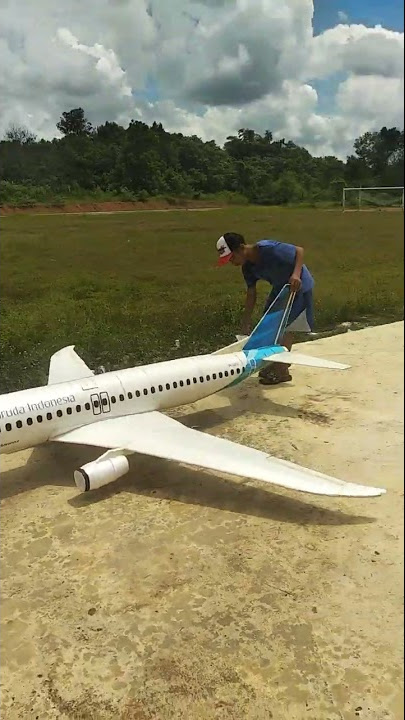 Bos Azam Bersama pesawat rc garuda indonesia edisi pengibaran sang merah putih