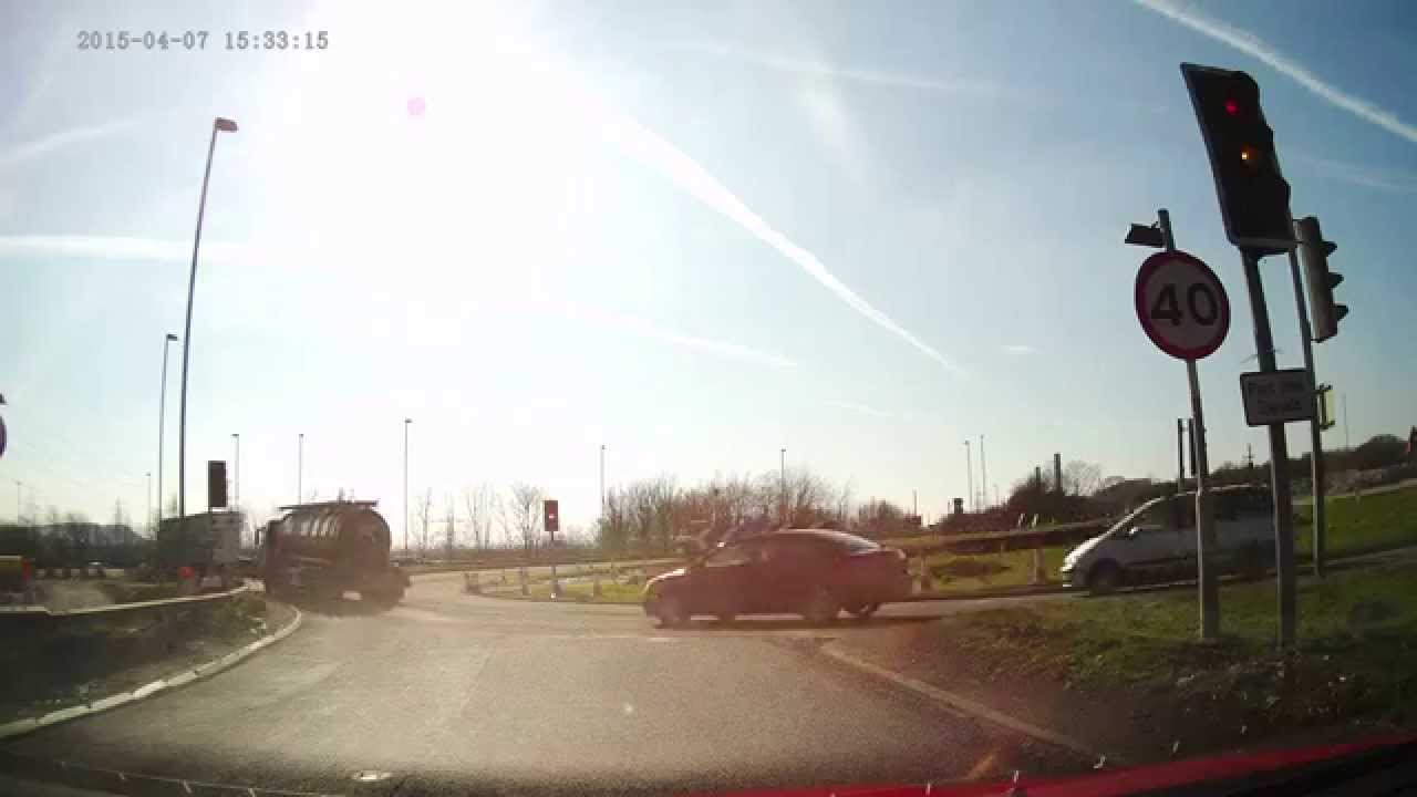 Lorry runs red light - YouTube