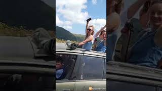 Класні дівчата та хлопці приємна зустріч в Карпатах