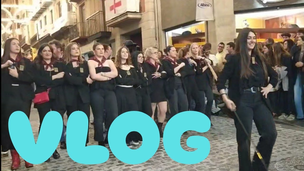 Viendo Filaetas de Moros y Cristianos en Alcoy