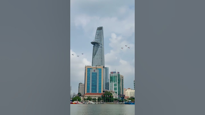 Mãn nhãn với màn trình diễn 10 chiếc trực thăng bay kéo cờ Tổ Quốc trên bầu trời Sài Gòn