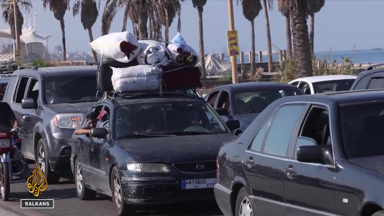 آلاف اللبنانيين يفرون من منازلهم في حالة من الذعر