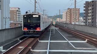 福岡市営地下鉄空港線直通列車(305系W5編成)・九大学研都市駅を発車