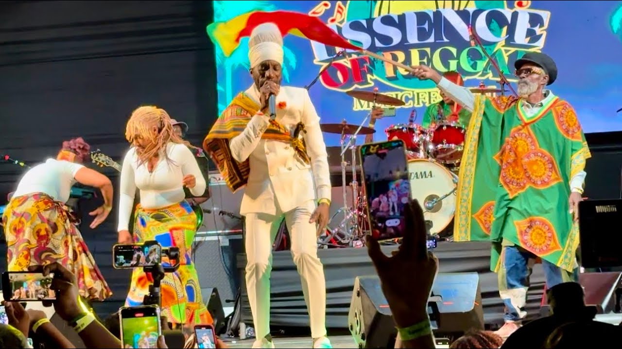 ⁣Sizzla Kalonji Bun Dung Di Police Officers Club, DaDa Did Not Hold Back On Essence Of Reggae, Live