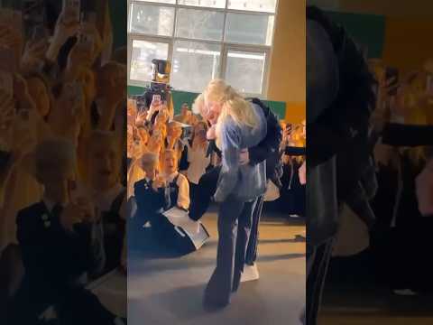 SHAMAN и Мизулина приехали с концертом, автограф-сессией и кое-чем еще в одну из московских школ.