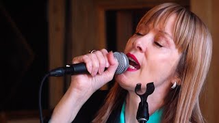 Video thumbnail of ""Cassidy" and "China Doll" (Grateful Dead Cover) - Suzanne Vega Live |  Relix"