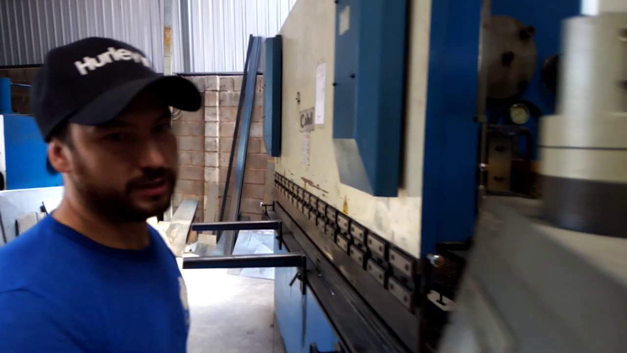 como operar a dobradeira hidráulica calvi  (how to operate the calvi hydraulic folder)
