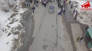 Люди не пускают машины на мусорный полигон Воловичи.Вид с высоты 26.03.18