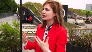 Christine and the Queens interview-photomaton à la Cité de la Mode