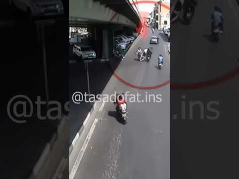 ویدیویی عجیب از تصادف تو پل روشندلان تهران توسط یک راکب موتور سوار که خانوم بودن و عدم کنترل صحیح