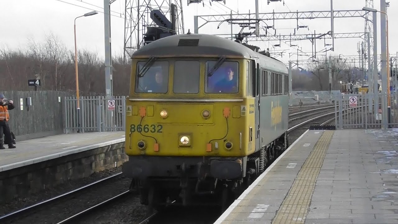 'The Last Freightliner Can' 86632 picks up speed through Bescot - 11/2/21