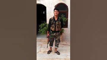 أحد عناصر الجيش الحر ينضم الى جيش الاسد 
