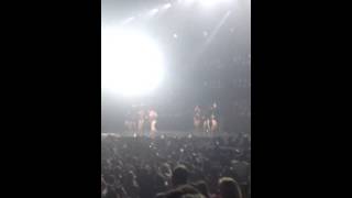 Beyoncé performs Get Me Bodied