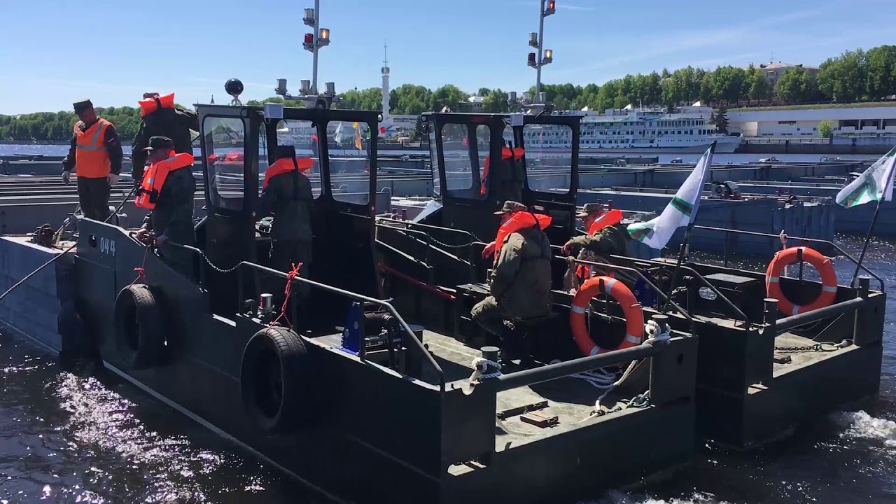Наведение наплавного автомобильного моста железнодорожным батальоном ЗВО в Ярославской области минобороны украины