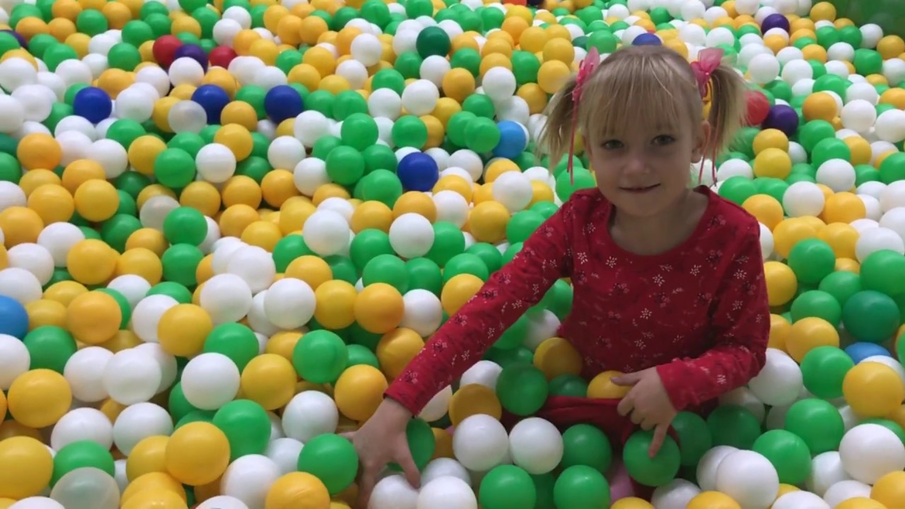 Катание шаров по полу. Катание шариков. Бассейн с шариками для детей видео. Сухой бассейн парк чудес. Катание шариков для детей.