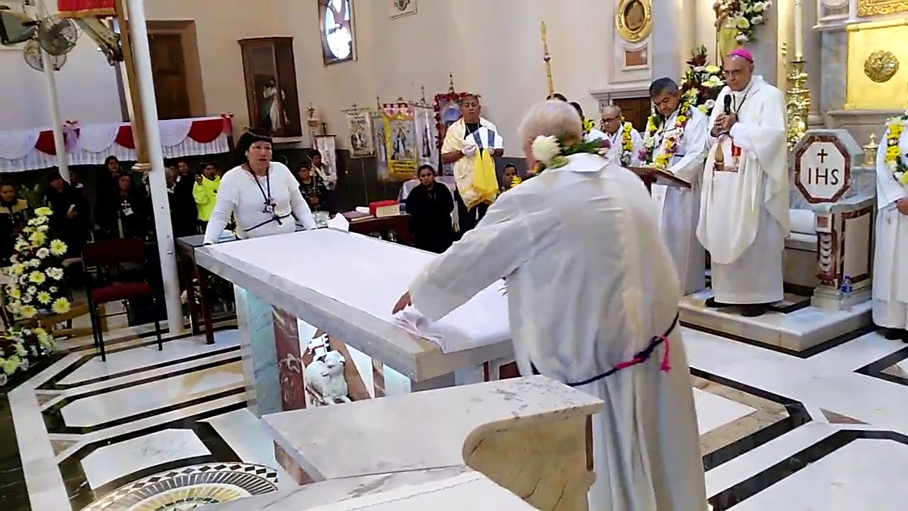 Colocación del mantel en el nuevo altar. Casa de Ejercicios de Atotonilco