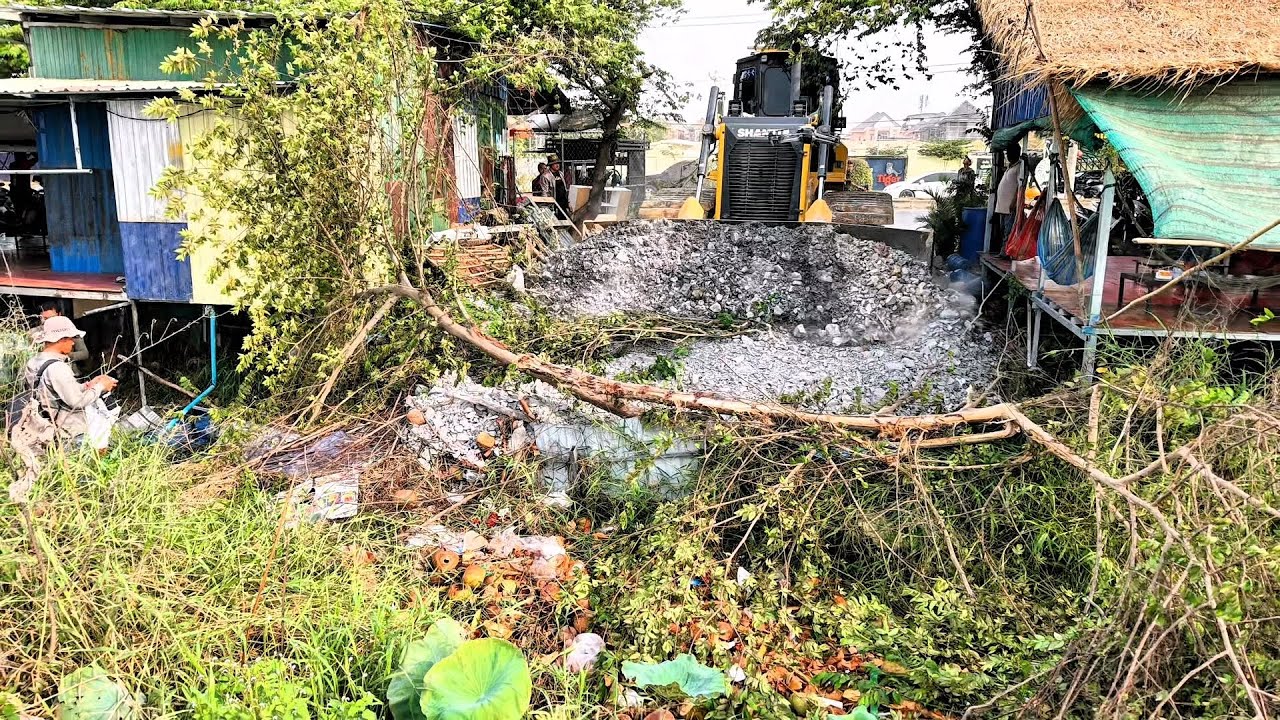 Start Great Project Pushes Processing Landfill! Site Using Dozer DH17C3 Pour Soil into Flooded Land