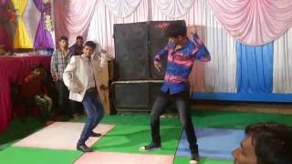 SUMIT KUMAR AND LAKHAN MAMODIYA DANCE ON YAAR KI SHADDI HEY SONG N UTHA LE JAUNGA MEY DOLI MEY