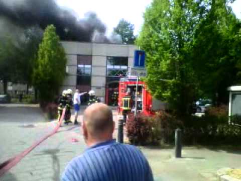 Vandaag 4 juni 2011, brand op de Aderpolderweg. Tandartspraktijk Kalmeijer. Brand begon om 16:00. oorzaak : Kortsluiting Airconditioning. brandweer had brand snel onder controle. Voertuigenlijst Tankautospuit 62744 TS Haastrecht 62746 TS Gouderak 62843 TS Gouda 62844 TS Gouda Redvoertuigen/Hulpverleningsvoertuigen 62856 AL Gouda 62970 HV2 Gouda 66551 AL Bergambacht 66860 HA Alphen aan den Rijn Haakarmvoertuigen/Haakarmbakken 62941 DPH Gouda 62983 HA Gouda 62984 HA Gouda 62990 COH Gouda Dienstvoertuigen 66597 DA-HOvD 62897 DA-OD Gouda 62998 DA-OD Krimpenerwaard HGL_9029 DA AGS Hollands/Midden en Haaglanden Overig 66590 VC2 Gouda 66811 Ademluchtcontainer Alphen aan den Rijn