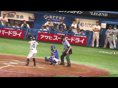 並木秀尊の打席を見る高津監督 ヒットで出塁する並木（ヤクルトスワローズ対 横浜DeNAベイスターズ2023年8月15日）